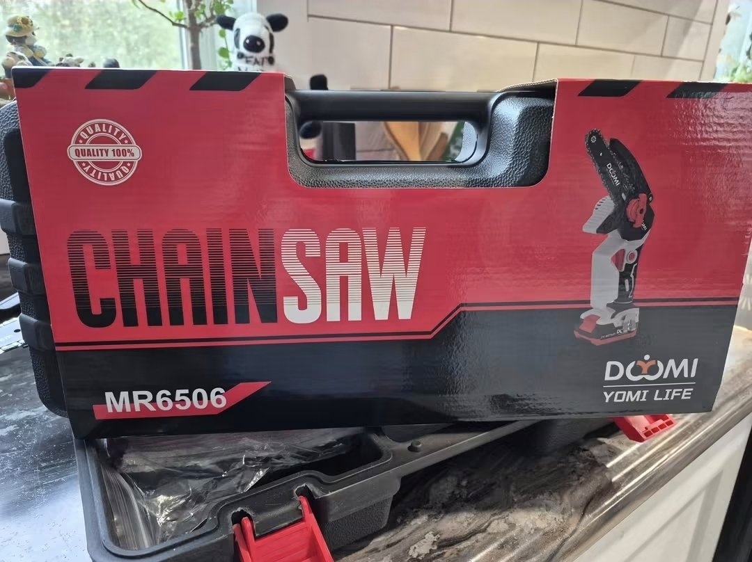 Doomi 6-inch Cordless Mini Chainsaw (MR6506)