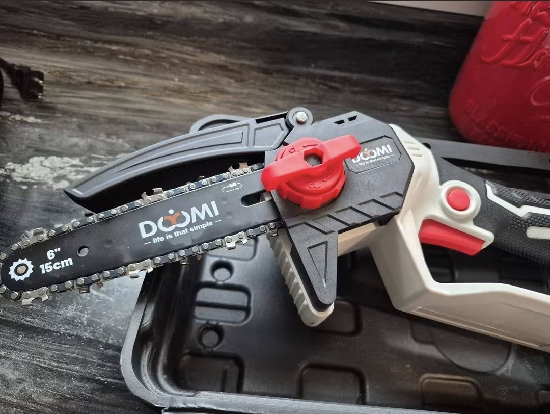 Doomi 6-inch Cordless Mini Chainsaw (MR6506)