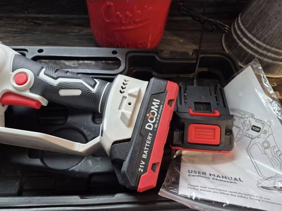Doomi 6-inch Cordless Mini Chainsaw (MR6506)