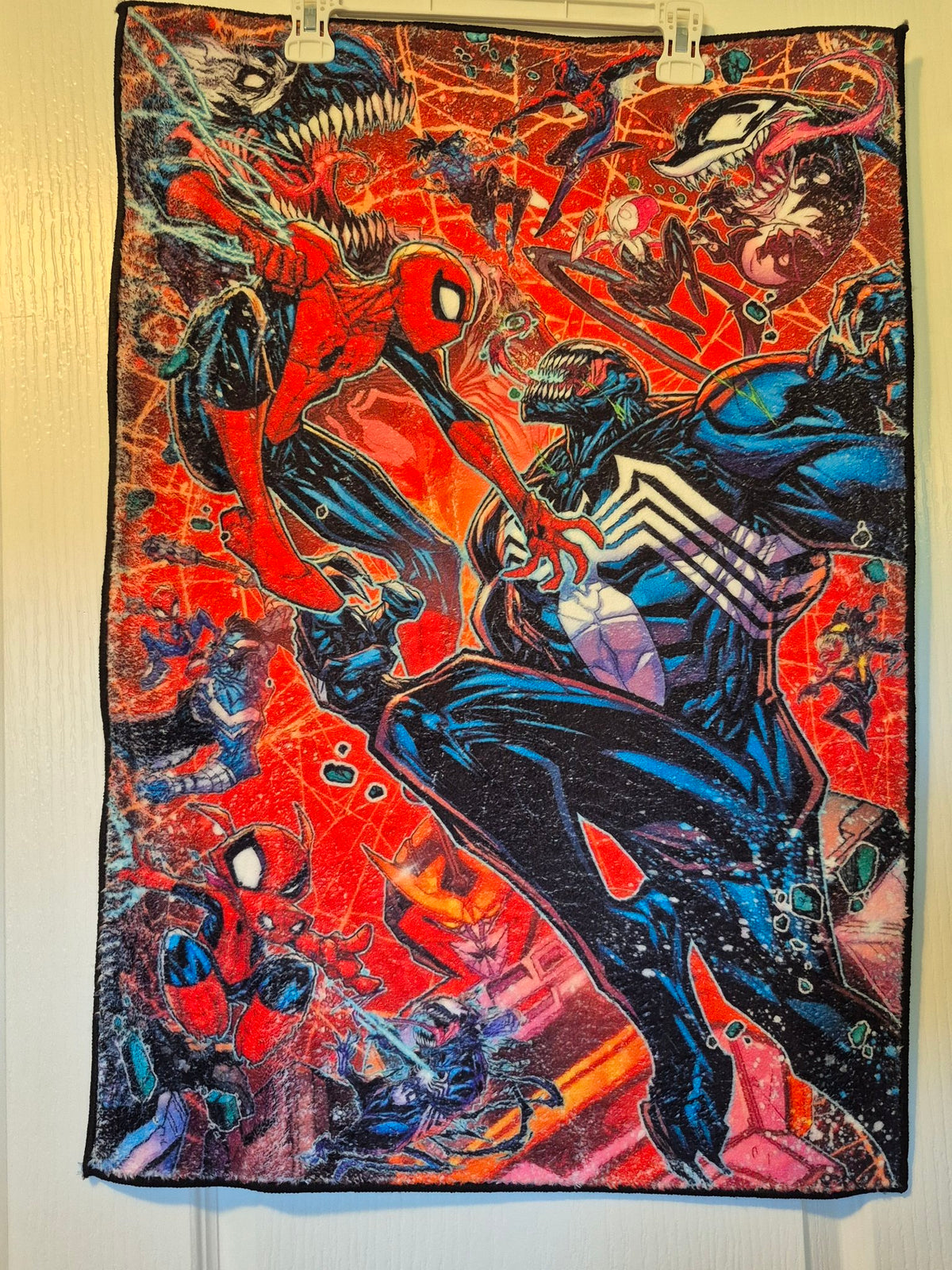 Spider-Man vs Venom – Marvel Character Wall-Hanging Rug