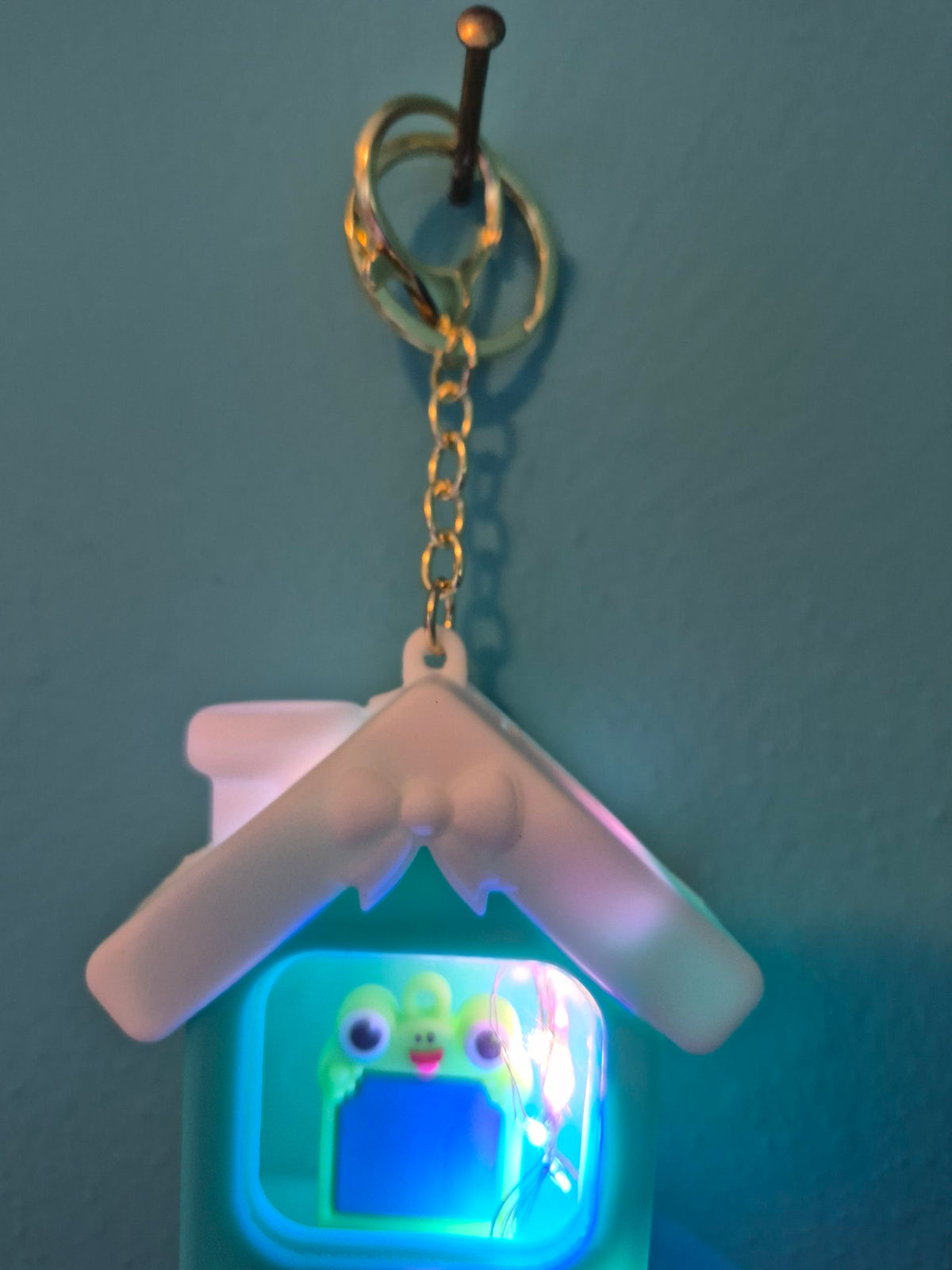 Light-Up House Keychain – Frog Teal House Character Keychain with LED Lights - photo 3