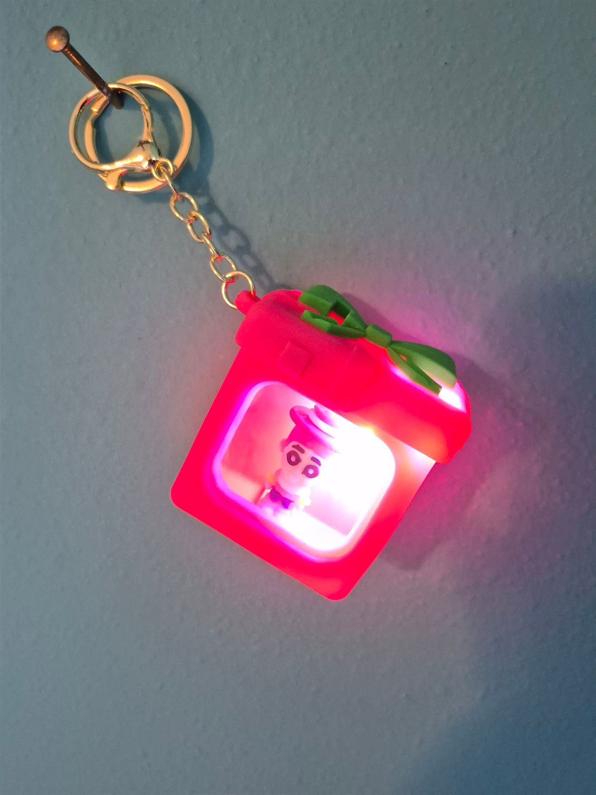 Light-Up Gift Box Keychain – Woody Pink Gift Box Character Keychain with LED Lights