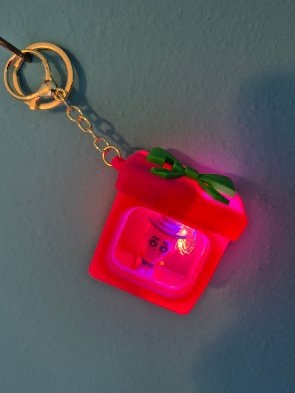Light-Up Gift Box Keychain – Woody Pink Gift Box Character Keychain with LED Lights
