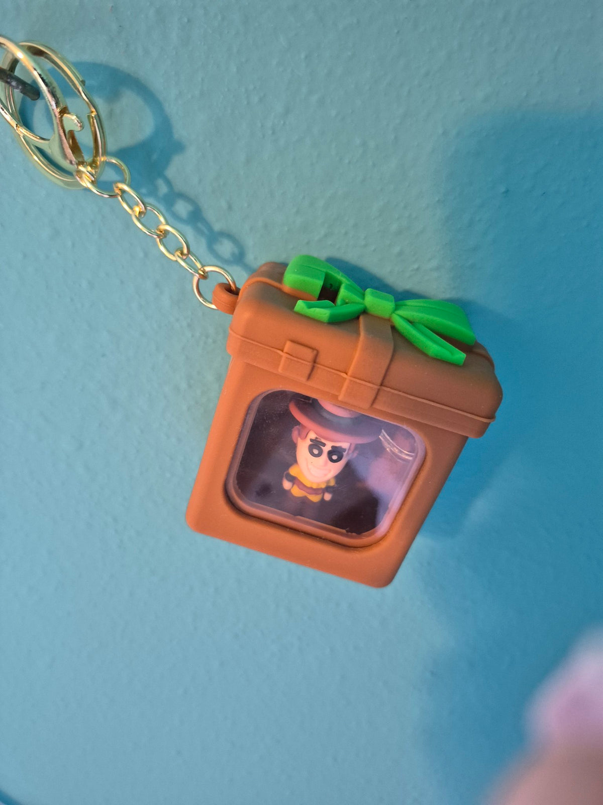 Light-Up Gift Box Keychain – Woody Brown Gift Box Character Keychain with LED Lights
