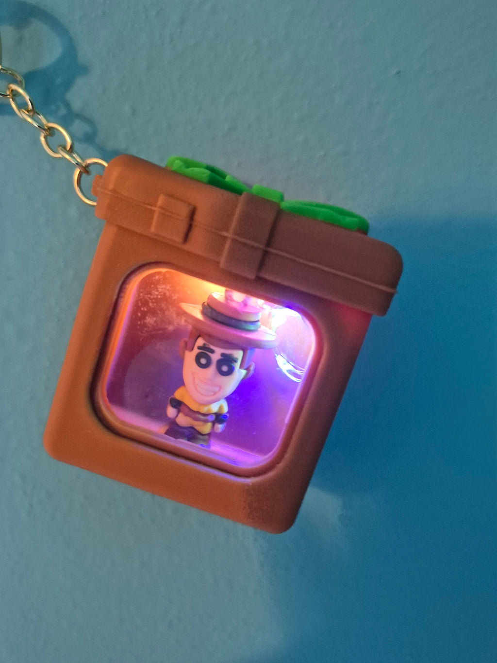 Light-Up Gift Box Keychain – Woody Brown Gift Box Character Keychain with LED Lights
