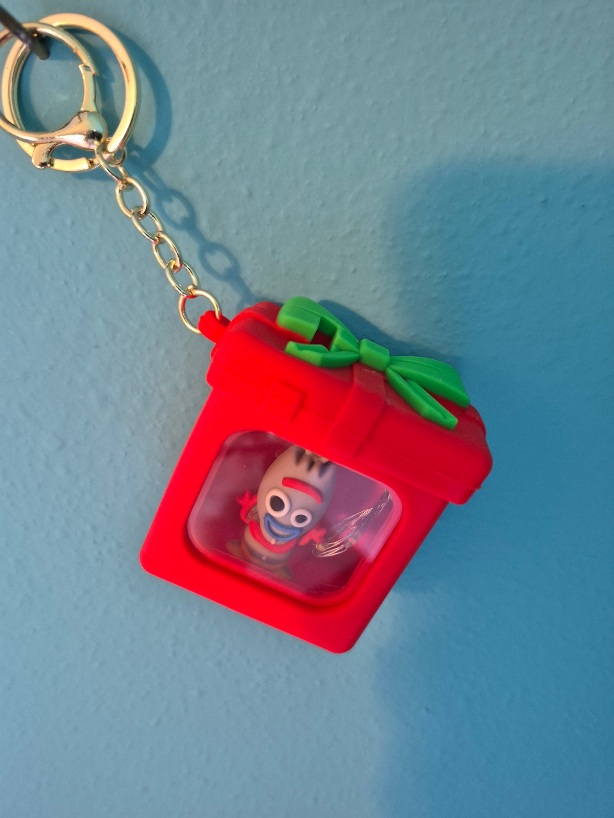 Light-Up Gift Box Keychain – Forky Red Gift Box 2 Character Keychain with LED Lights