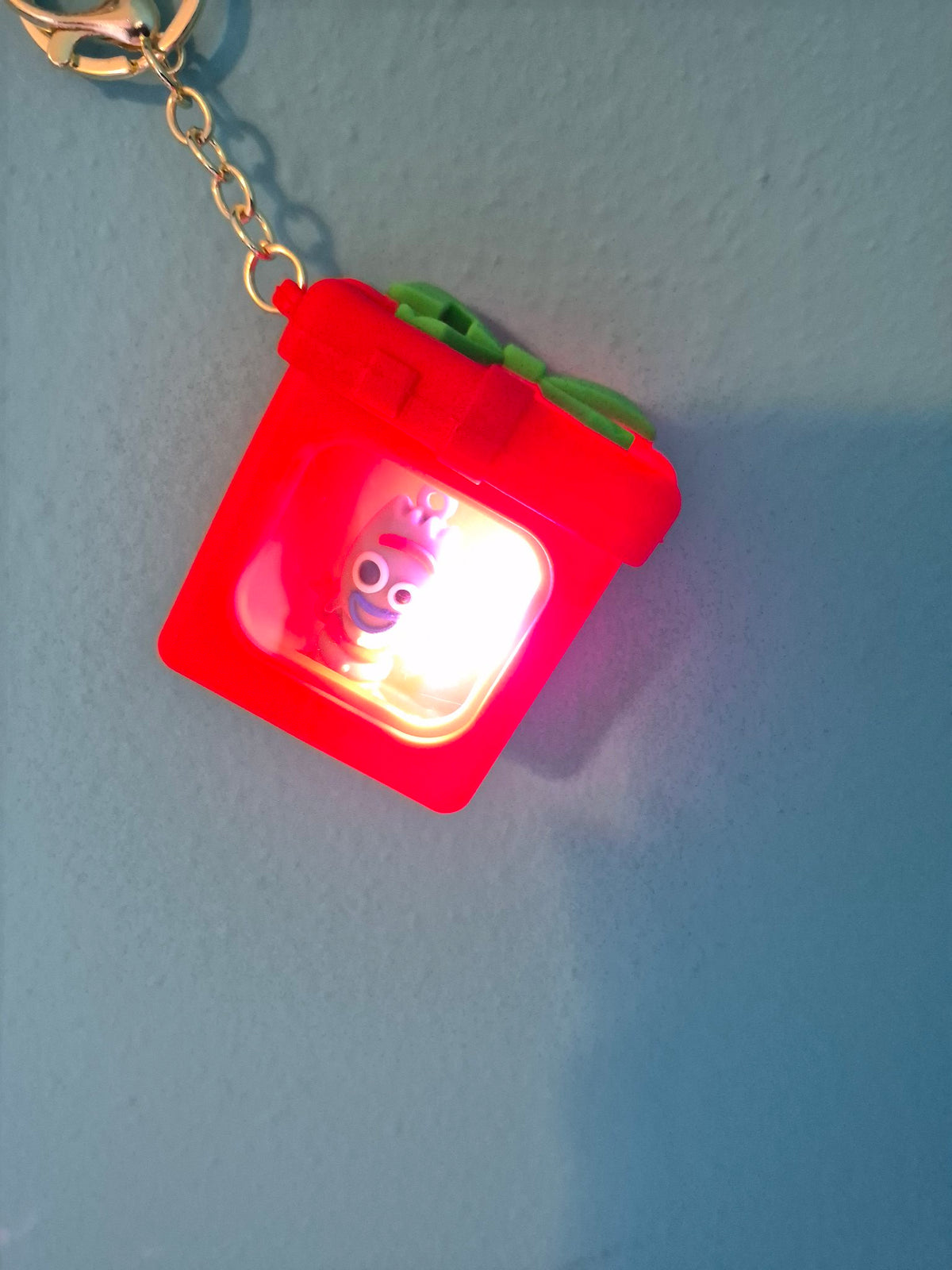 Light-Up Gift Box Keychain – Forky Red Gift Box 2 Character Keychain with LED Lights