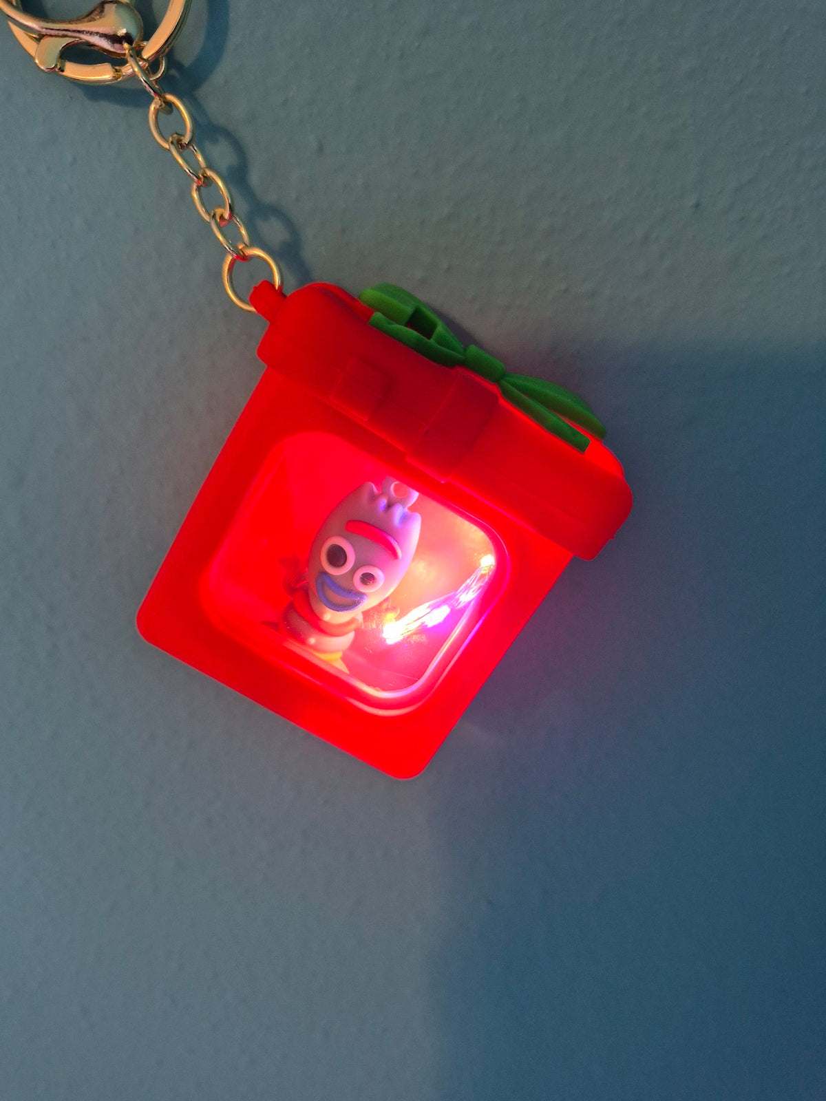 Light-Up Gift Box Keychain – Forky Red Gift Box 2 Character Keychain with LED Lights