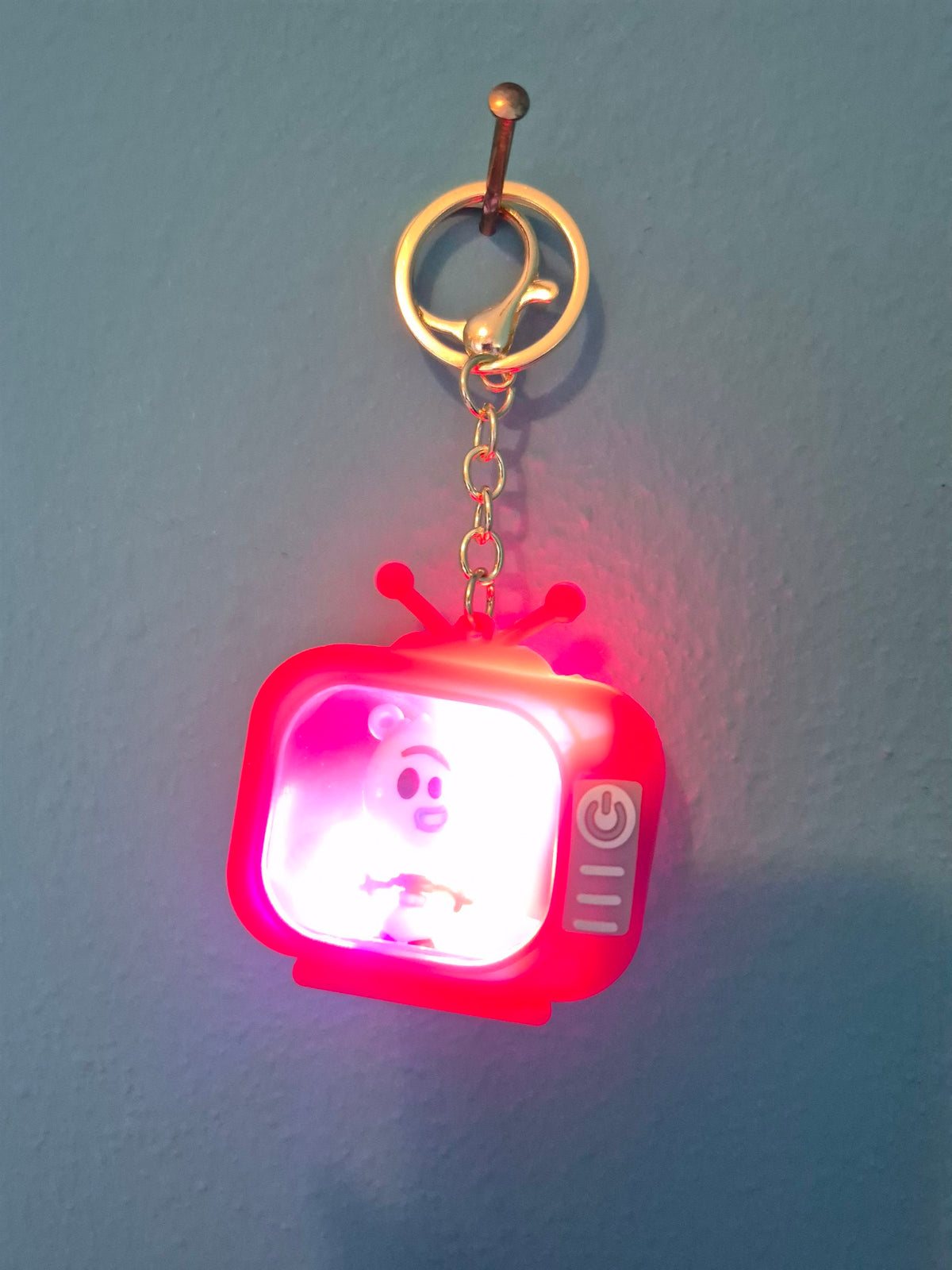 Light-Up TV Keychain – Forky Pink TV Character Keychain with LED Lights - photo 2