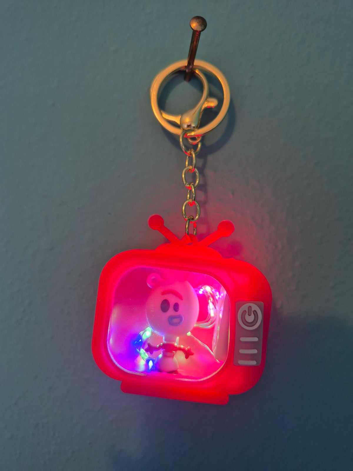 Light-Up TV Keychain – Forky Pink TV Character Keychain with LED Lights - photo 3
