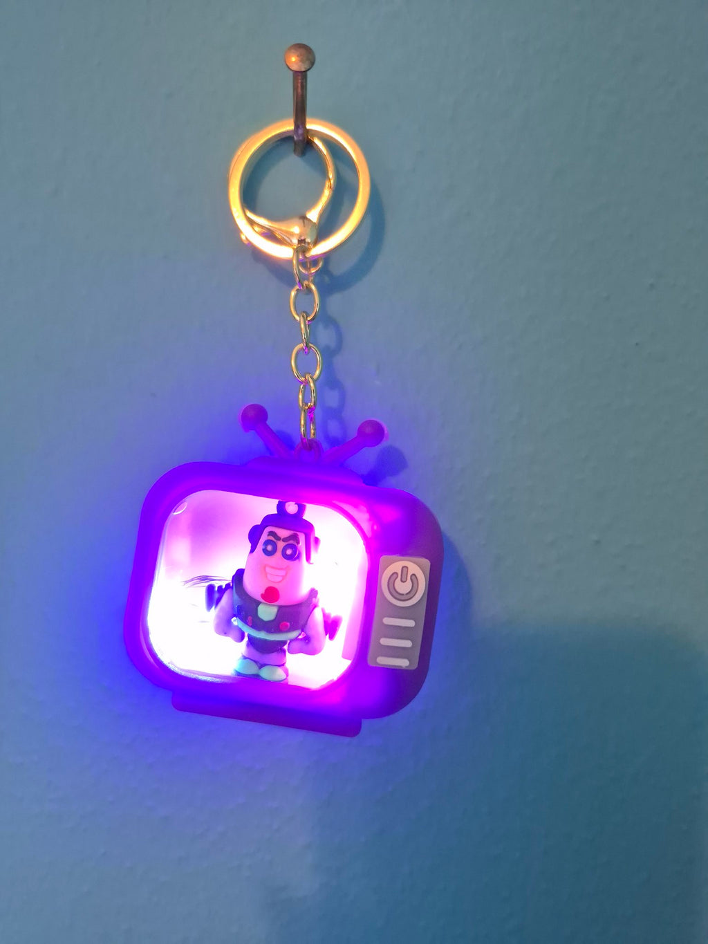 Light-Up TV Keychain – Buzz Lightyear Purple TV Character Keychain with LED Lights - photo 2