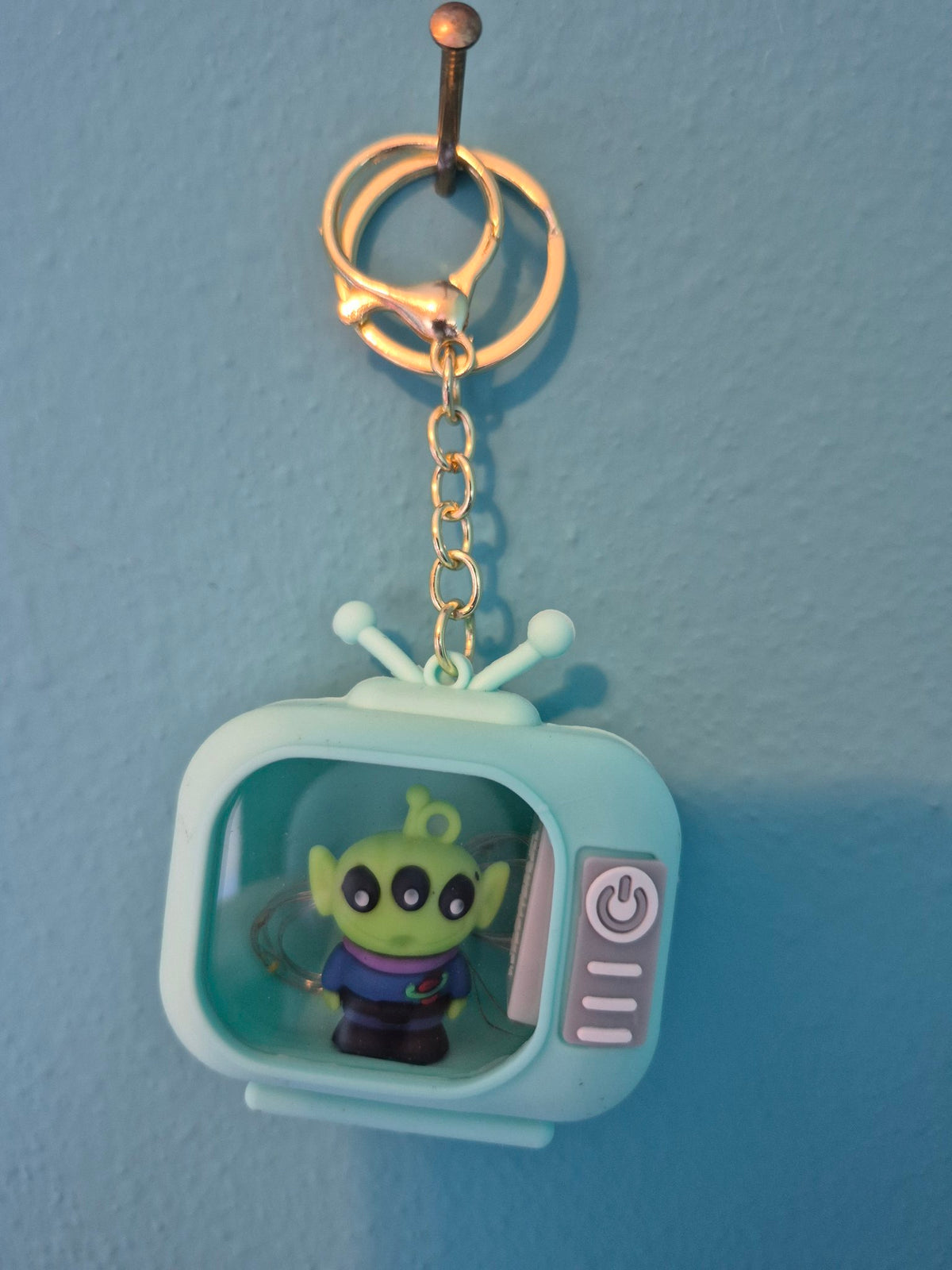 Light-Up TV Keychain – Toy Story Alien Mint TV Character Keychain with LED Lights - photo 1