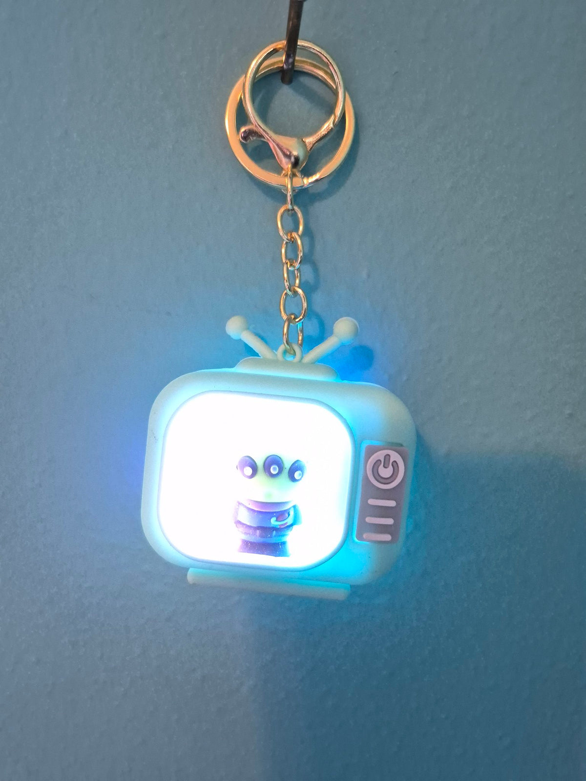 Light-Up TV Keychain – Toy Story Alien Mint TV Character Keychain with LED Lights - photo 2