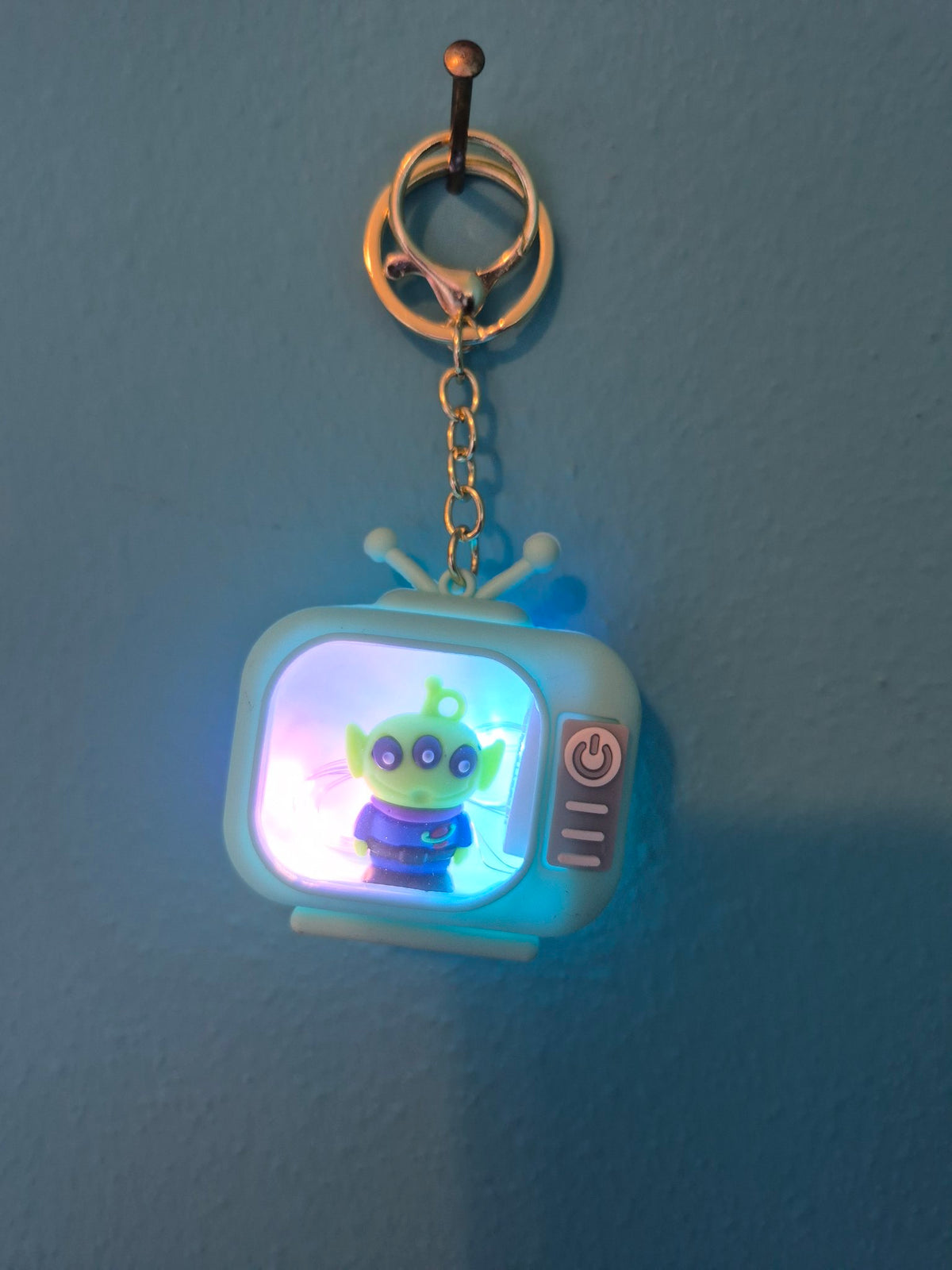 Light-Up TV Keychain – Toy Story Alien Mint TV Character Keychain with LED Lights - photo 3