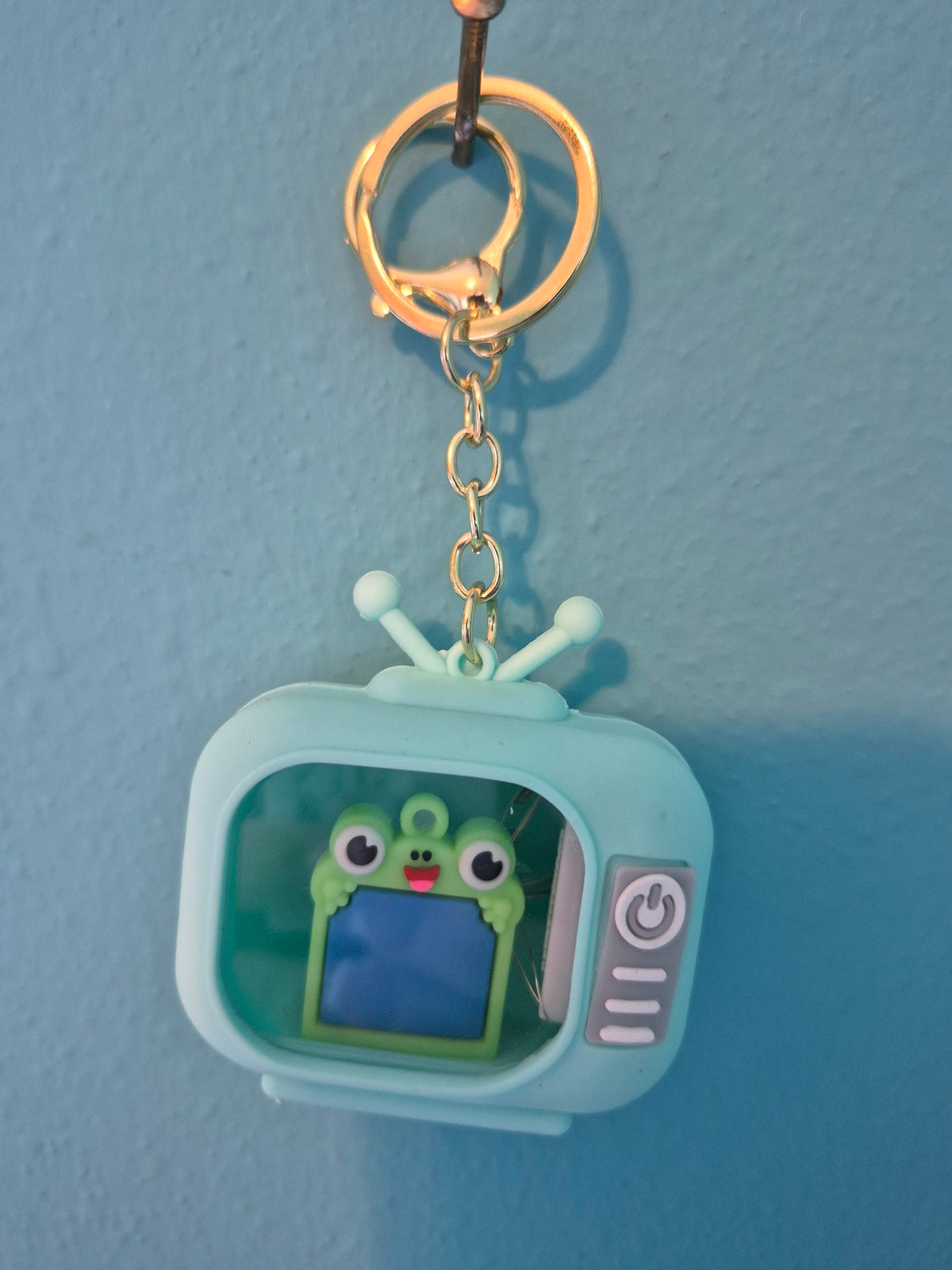 Light-Up TV Keychain – Frog Mint TV Character Keychain with LED Lights - photo 1