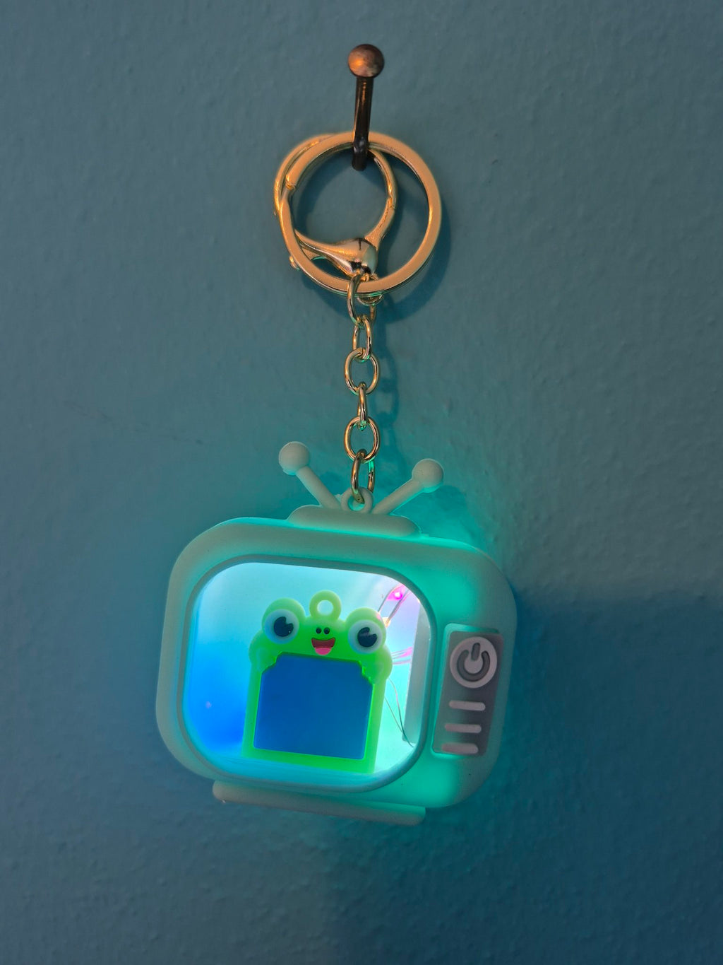 Light-Up TV Keychain – Frog Mint TV Character Keychain with LED Lights - photo 3