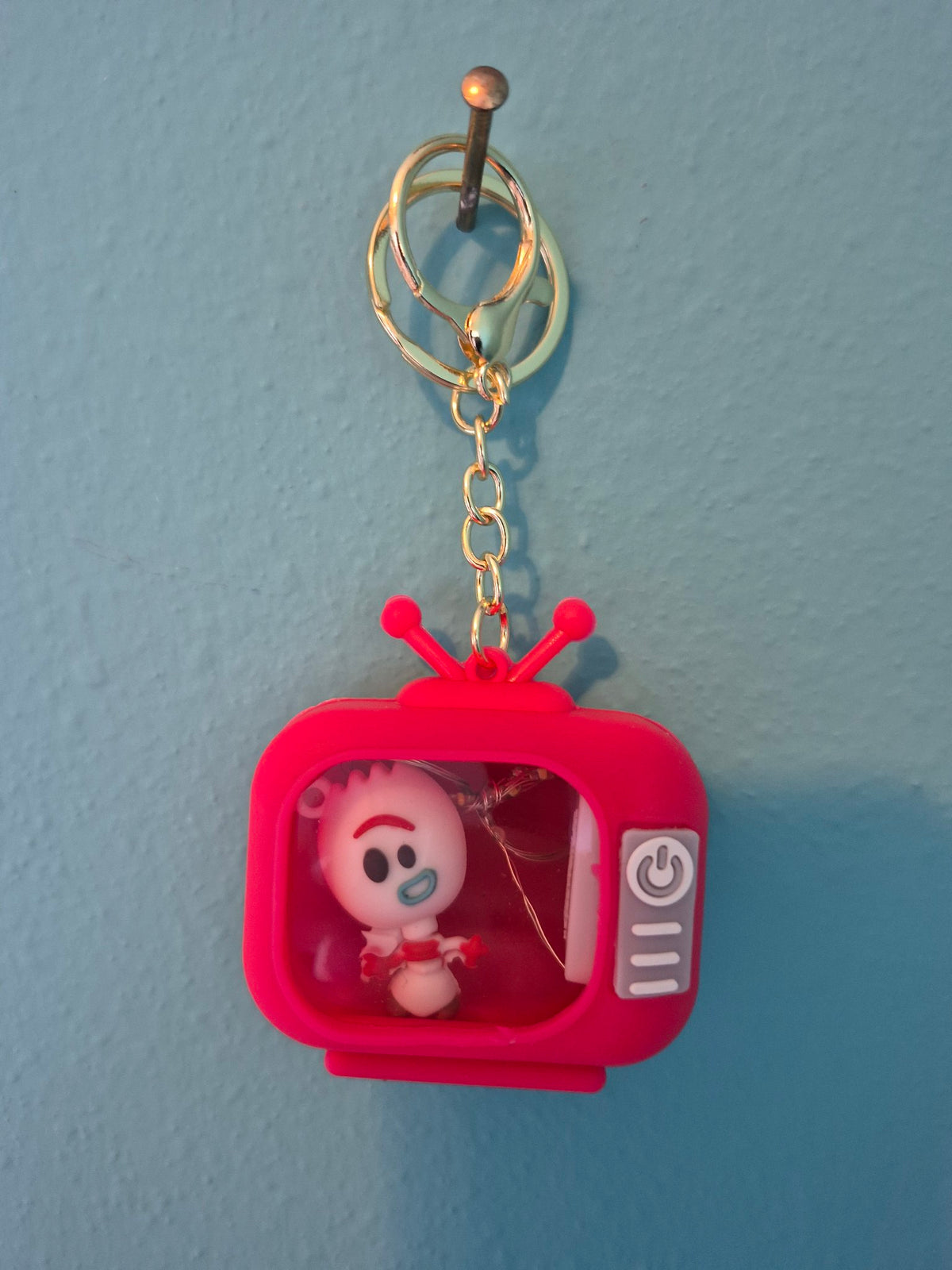 Light-Up TV Keychain – Forky Red TV Character Keychain with LED Lights - photo 1