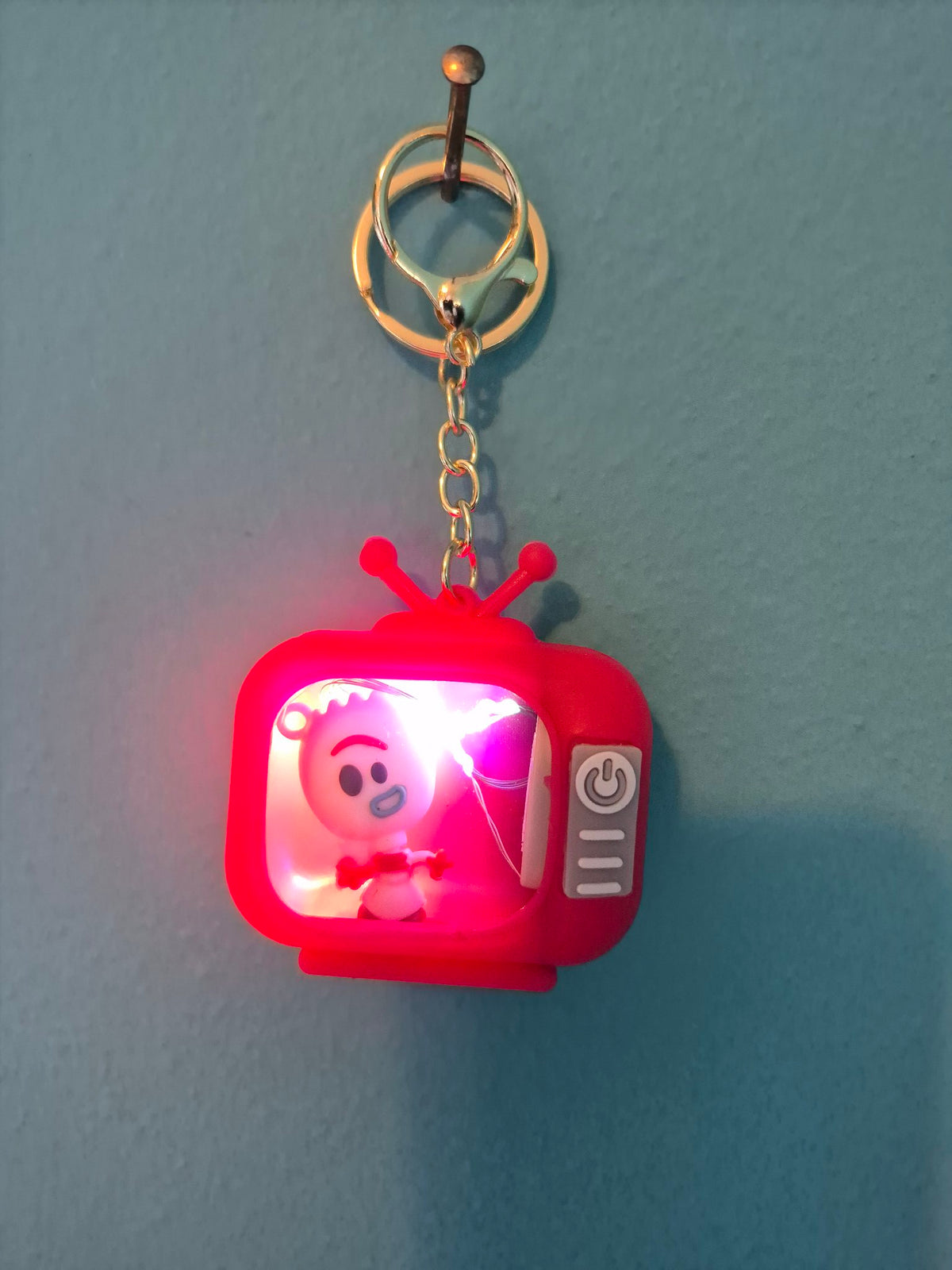 Light-Up TV Keychain – Forky Red TV Character Keychain with LED Lights - photo 2