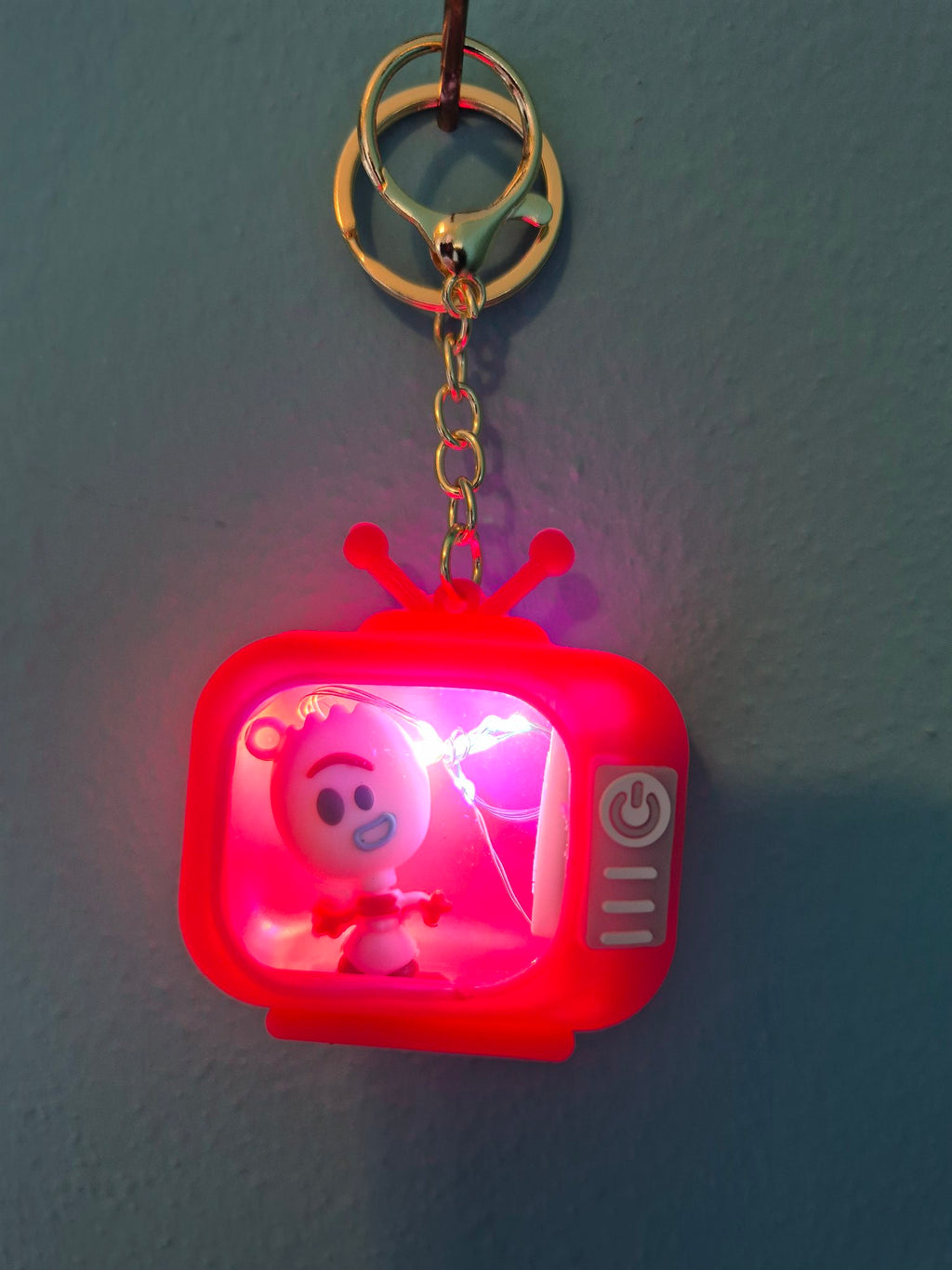 Light-Up TV Keychain – Forky Red TV Character Keychain with LED Lights - photo 3