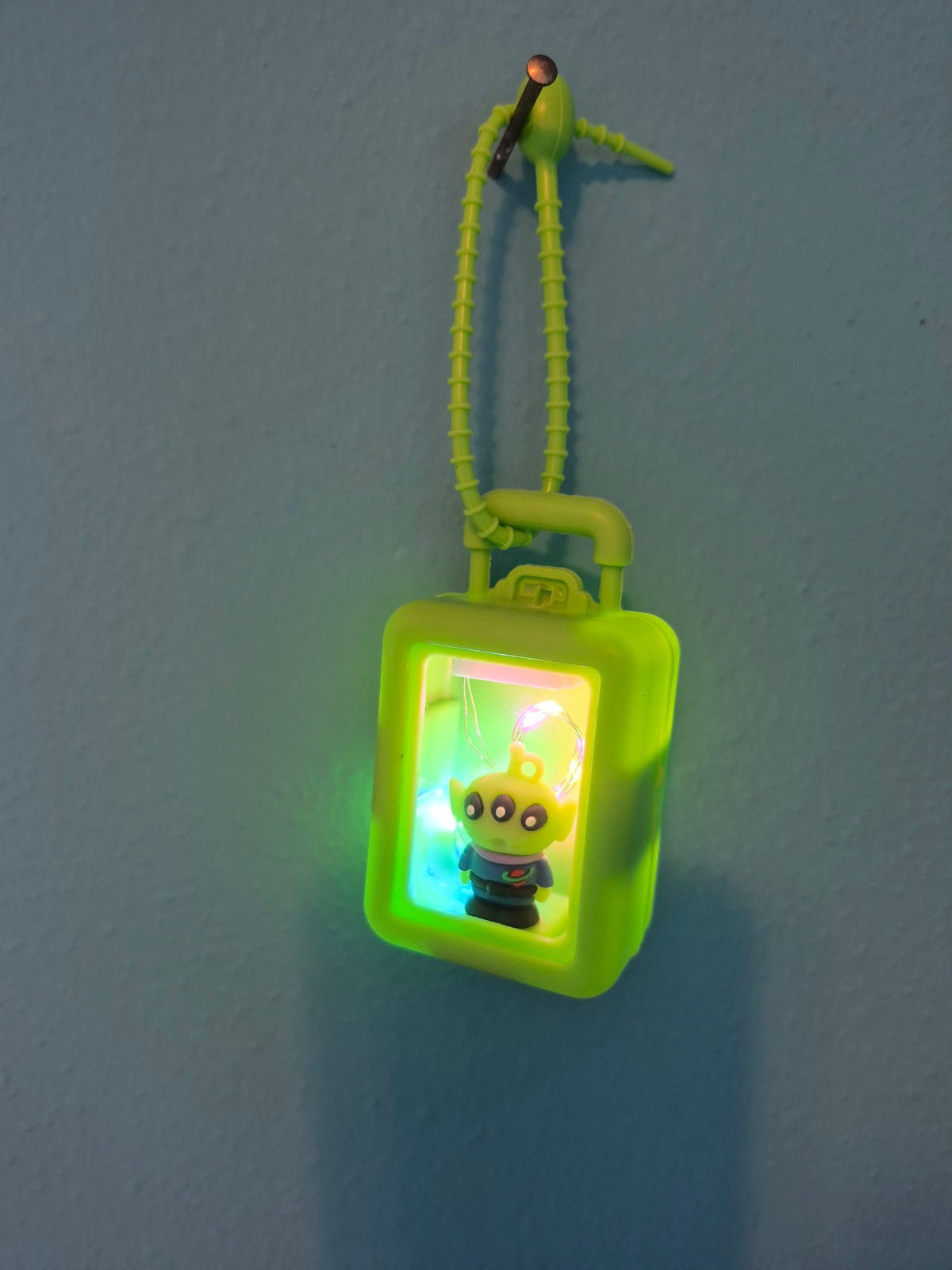 Light-Up Suitcase Keychain – Toy Story Alien Green Suitcase Character Keychain with LED Lights - photo 2