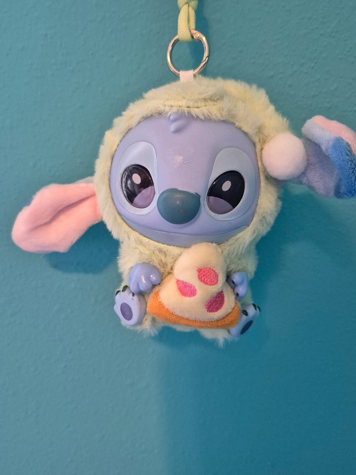 Stitch Plush Keychain – Cream Hood with Pizza Slice
